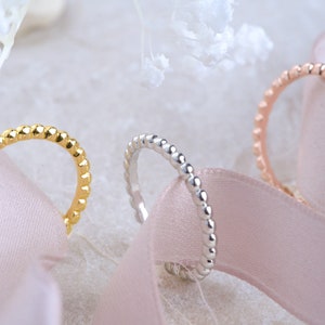 Anello dell&#39;eternità bombato - Fascia in oro massiccio 14k - Gioielli minimalisti - Anello con palline di perline impilabili - Anello con fascia di perline in oro giallo 14k - Anello con perline da 2 mm