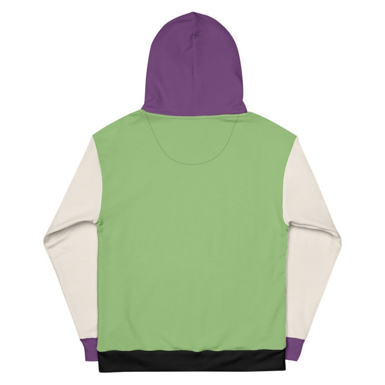 Puede incluir: Una sudadera con capucha verde, blanca y morada con una banda negra. La sudadera tiene una capucha grande y mangas largas.