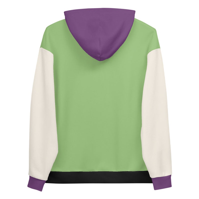 Puede incluir: Una sudadera con capucha verde, blanca y morada. La sudadera tiene una banda negra en la cintura.