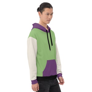 Puede incluir: Una sudadera con capucha verde, morada y blanca con un cord&oacute;n negro. La sudadera tiene un bolsillo canguro en la parte delantera.
