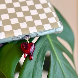 Tränendes Herz Kindle Charm | Gothic Bücherwurm Accessoire | USB-C Dust Plug | Dunkel Romanze Kindle Charm | Geschenk für Buch-Liebhaber | BookTok Anhänger