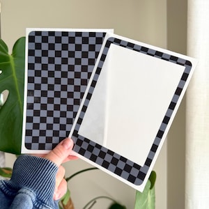 Funda para Kindle con diseño a cuadros / Funda de vinilo con cuadrícula negra y gris / Funda estética para Kindle / Fundas para Kindle Paperwhite / Accesorio para libros / Regalo para ella