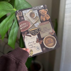 Op de afbeelding: Een bladwijzer in collage-stijl met een donkere achtergrond, met koffiekopjes, een teddybeer en de tekst "Late Night Reading Club". Andere tekst bevat "Book Money", "Drink Coffee & Do All The Things" en "Please go away, I'm reading."