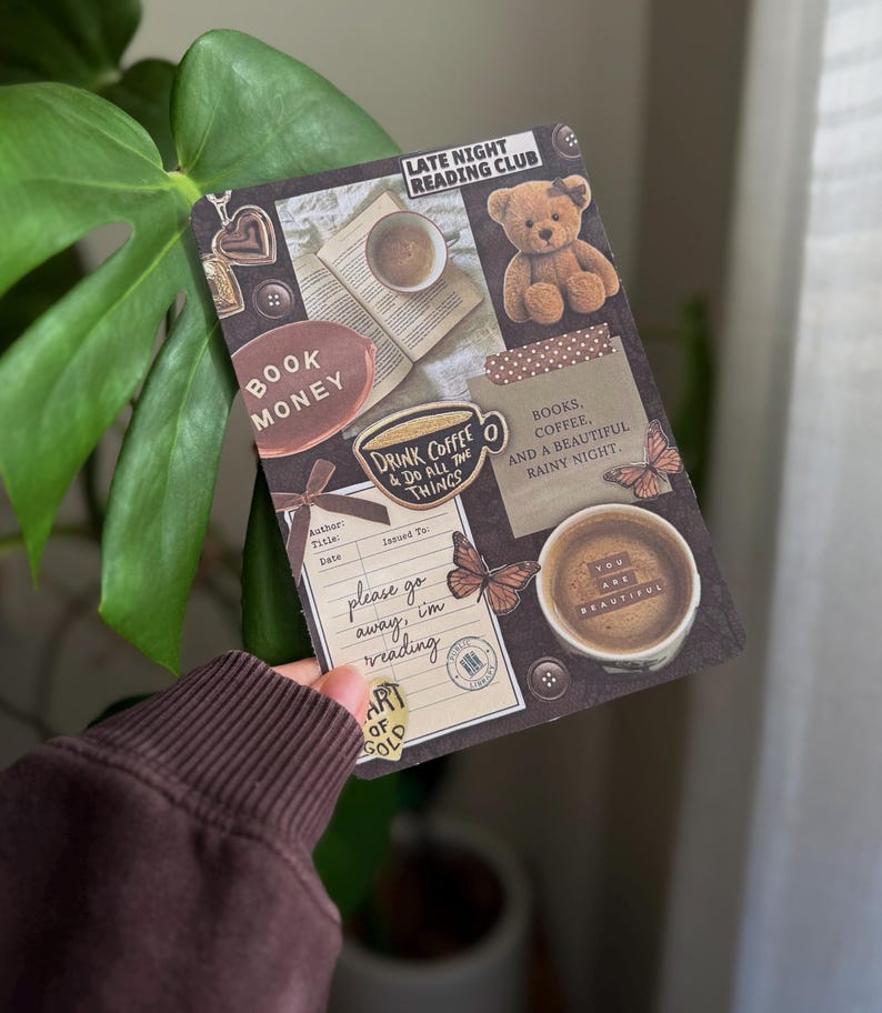 以下が含まれることがあります： 暗い背景にコーヒーカップ、テディベア、そして「Late Night Reading Club」の文字が特徴のコラージュスタイルのブックマーク。「Book Money」、「Drink Coffee & Do All The Things」、「Please go away, I'm reading」などの文字も含まれています。