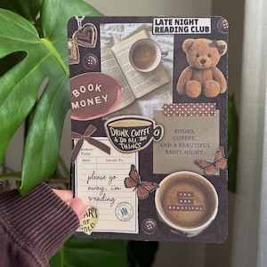 以下が含まれることがあります： テディベア、コーヒーカップ、開いた本をフィーチャーしたコラージュ。テキストには「Late Night Reading Club」、「Book Money」、「Drink Coffee & Do All The Things」が含まれています。装飾的な蝶とボタンが美しさを加えています。