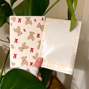 Funda navideña para Kindle con diseño de dúo neutro / Cuadros a cuadros y ositos de peluche / Funda navideña para Kindle / Accesorio para Kindle / Regalo para lectores