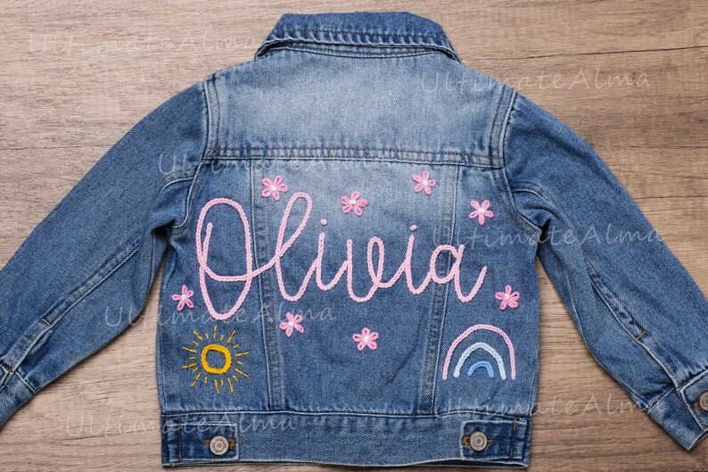 Benutzerdefinierte Jeansjacke: Personalisierte Jacke mit Namen für Kleinkinder und Babys für einzigartige individuelle Babykleidung, ideales Geschenk und Ankündigung zur Babyparty Bild 1