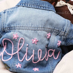 Handbestickte Baby-Namens-Jeansjacke: Personalisierte Babyankündigung und Duschgeschenk, personalisierte Kleinkind-Jeansjacke für Kinder