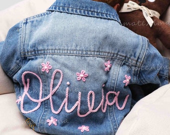 Veste en jean avec nom de bébé brodé à la main : faire-part de bébé personnalisé et cadeau de douche, veste en jean personnalisée pour tout-petits pour les enfants