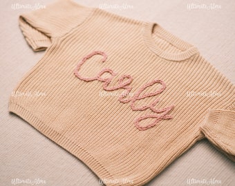 Personalisiertes Geschenk für neue Mütter: Babypullover der geschätzten Nichte mit Namen und Monogramm