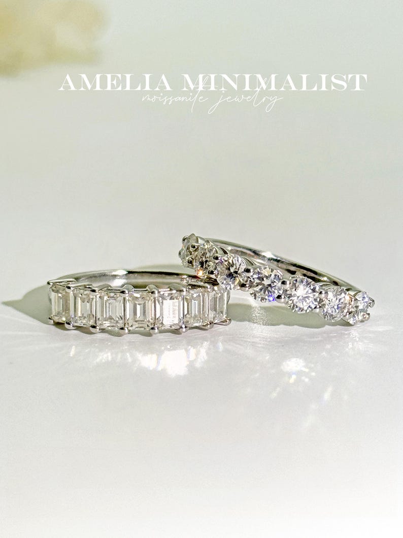 K&ouml;nnte beinhalten: Zwei silberne Ringe mit klaren Edelsteinen. Der obere Ring hat runde Edelsteine und der untere Ring hat rechteckige Edelsteine. Amelia Minimalist Moissanite Jewelry.