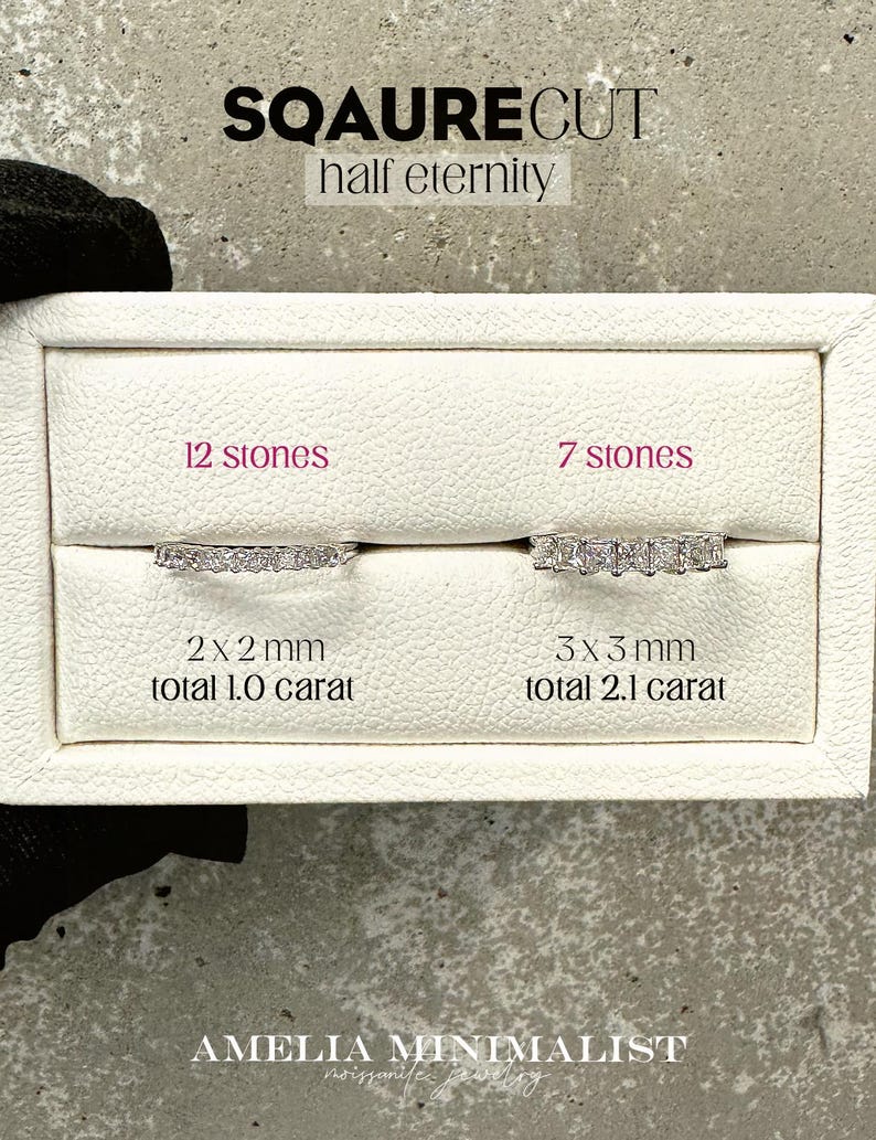 K&ouml;nnte beinhalten: Zwei wei&szlig;e Ringboxen mit Diamantringen. Die obere Box enth&auml;lt einen Ring mit 12 Steinen, 2 x 2 mm, insgesamt 1,0 Karat. Die untere Box enth&auml;lt einen Ring mit 7 Steinen, 3 x 3 mm, insgesamt 2,1 Karat. Die Boxen sind mit "SQAURECUT half eternity", "12 stones", "7 stones", "2 x 2 mm total 1.0 carat" und "3 x 3 mm total 2.1 carat" beschriftet.