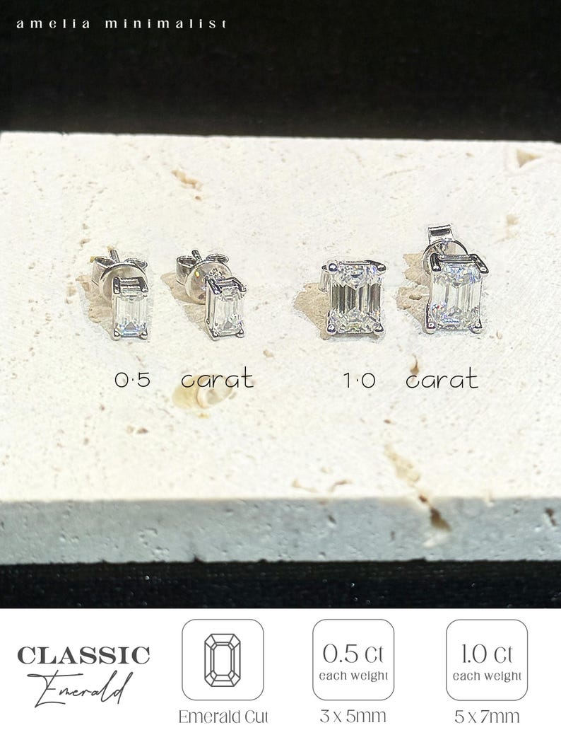 Puede incluir: Cuatro pendientes de bot&oacute;n plateados con piedras de corte esmeralda. Dos pendientes est&aacute;n etiquetados como 0,5 quilates y dos como 1,0 quilates. El texto incluye amelia minimalist, CLASSIC Emerald, Emerald Cut, 0,5 Ct each weight 3x5mm y 1,0 Ct each weight 5x7mm.