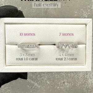 K&ouml;nnte beinhalten: Zwei silberne Ringe mit dreieckigen Diamanten. Der Ring links hat 10 Steine und misst 3 mm x 3 mm, mit einem Gesamtkaratgewicht von 1,0. Der Ring rechts hat 7 Steine und misst 4 mm x 4 mm, mit einem Gesamtkaratgewicht von 2,1. Der Text "TRIANGLECUT half eternity" befindet sich oben im Bild. Der Text "10 stones" und "7 stones" befindet sich unter den Ringen. Der Text "3 x 3 mm total 1.0 carat" befindet sich unter dem linken Ring. Der Text "4 x 4 mm total 2.1 carat" befindet sich unter dem rechten Ring. Der Text "AMELIA MINIMALIST moissanite jewellery" befindet sich unten im Bild.