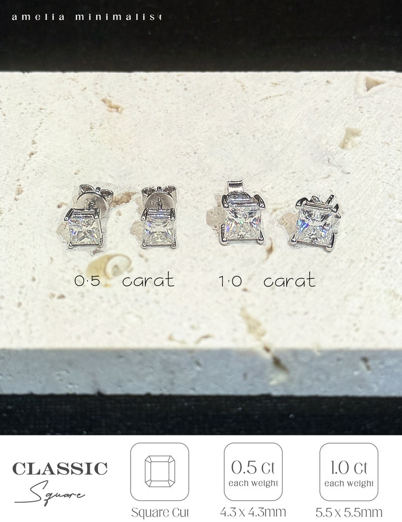 Puede incluir: Cuatro pendientes de bot&oacute;n plateados con piedras transparentes de corte cuadrado. Dos est&aacute;n etiquetados como 0,5 quilates y dos como 1,0 quilates. El texto incluye 'amelia minimalist', 'CLASSIC Square', 'Square Cut', '0.5 Ct each weight 4.3x4.3mm' y '1.0 Ct each weight 5.5x5.5mm'.