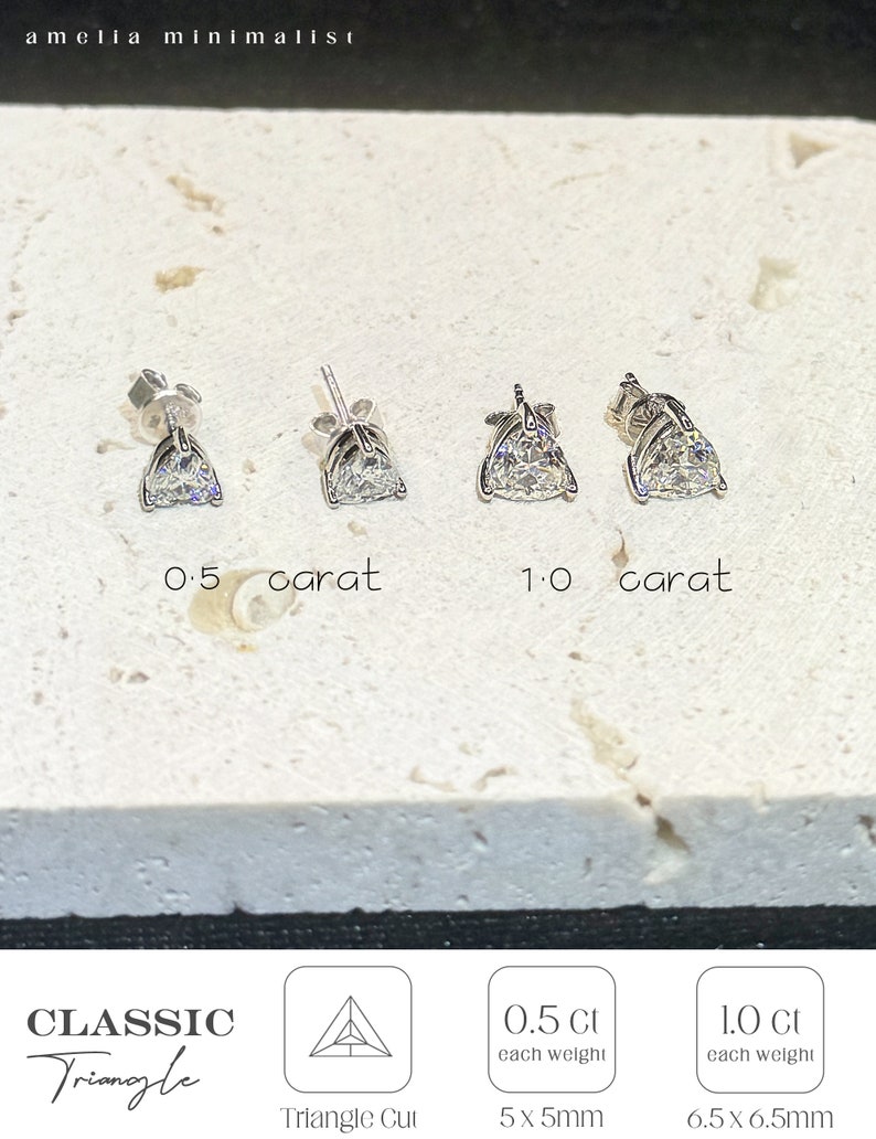 Puede incluir: Cuatro pendientes de bot&oacute;n plateados con piedras transparentes de corte triangular. Dos pendientes est&aacute;n marcados como 0.5 quilates y dos como 1.0 quilates. El texto incluye amelia minimalist, CLASSIC Triangle, Triangle Cut, 0.5 Ct each weight 5x5mm, 1.0 Ct each weight 6.5x6.5mm.