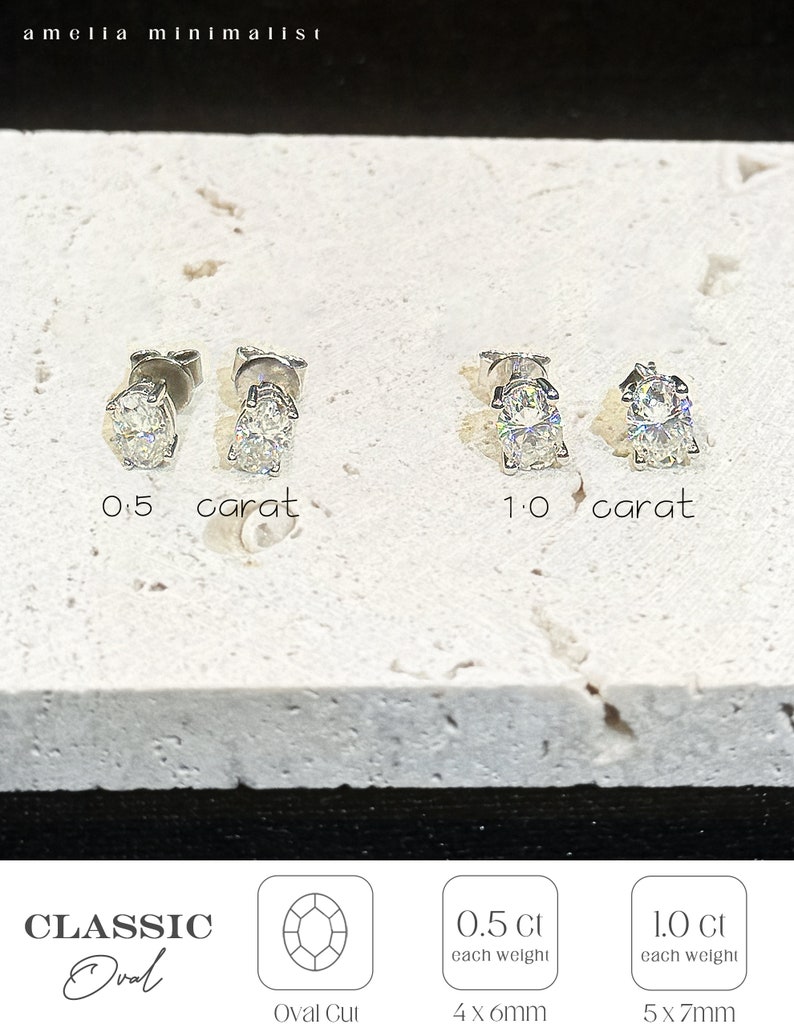 Puede incluir: Dos pares de pendientes de bot&oacute;n con corte ovalado en tono plateado. Un par est&aacute; etiquetado como 0,5 quilates y el otro como 1,0 quilates. El texto incluye amelia minimalist, CLASSIC Oval, Oval Cut, 0,5 Ct each weight 4x6mm y 1,0 Ct each weight 5x7mm.