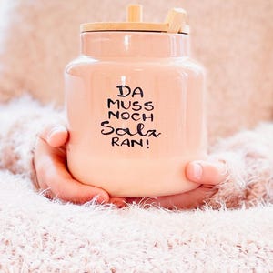 Könnte beinhalten: Rustikales Holzschild mit dem Text "Welcome to our home" in weißer Schrift. Das Schild hat eine Used-Optik und ein schlichtes, einladendes Design, ideal für eine Veranda oder einen Eingangsbereich.