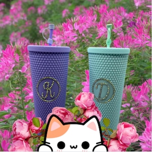 Vaso frío de 24 oz con tachuelas de diamantes de imitación e inicial. Incluye tapa con pajita.