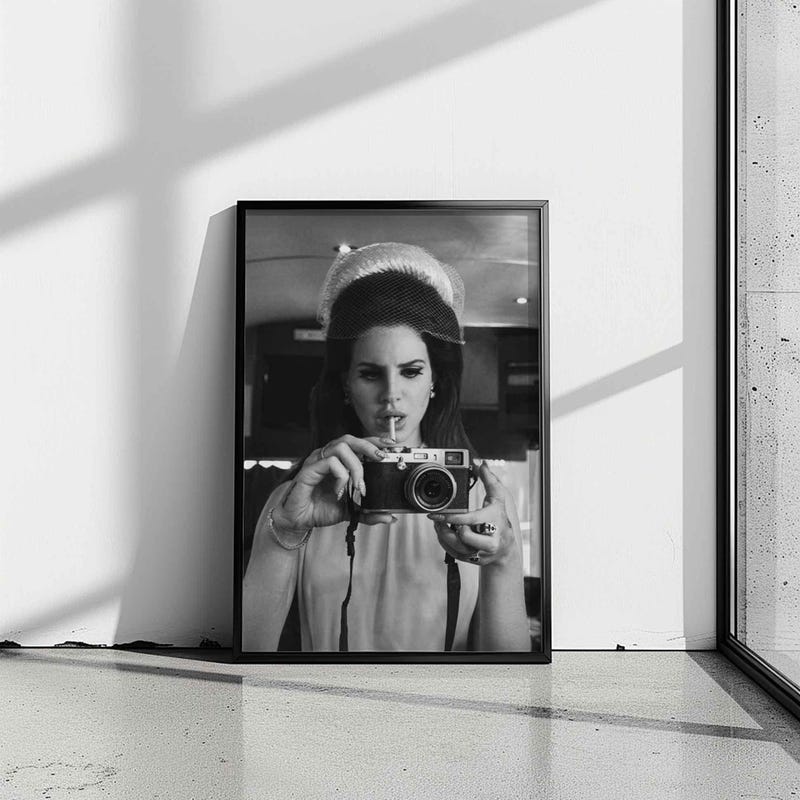 Poster Lana Del Rey Con Cornice 50x75 Cm - Stampa Su Tela, Per Decorazione Parete Soggiorno O Camera, Stile Moderno