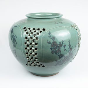 Large Korean Celadon Vase with Openwork and Inlaid Four Gentlemen Decoration 高麗青磁透彫四君子文大丸花瓶