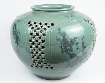 手作りの韓国陶器透かし彫り青磁花瓶 - 菊、高麗、伝統、室内装飾