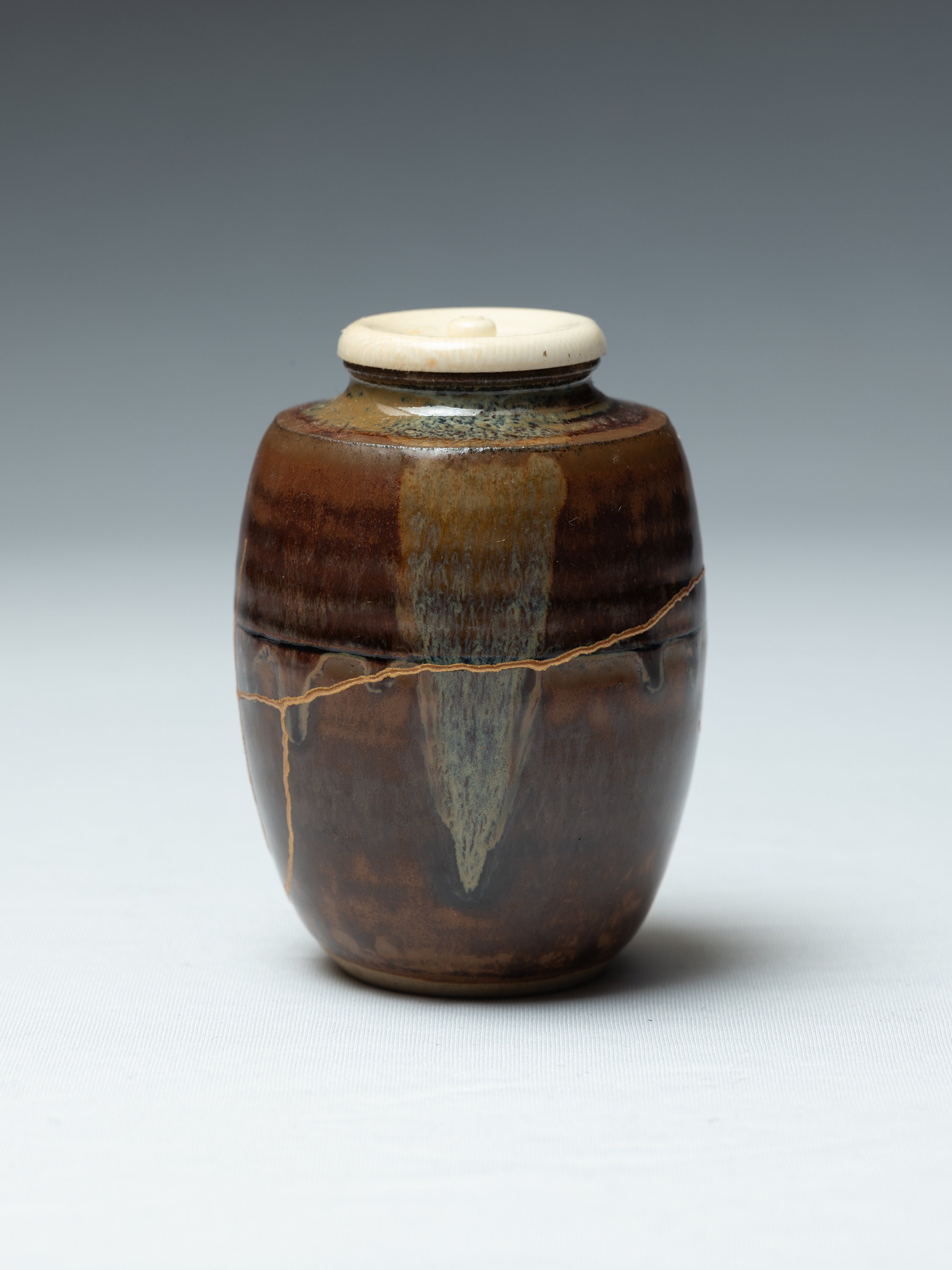 Takatori Shouldered Tea Caddy With Kintsugi Repair-work 高取