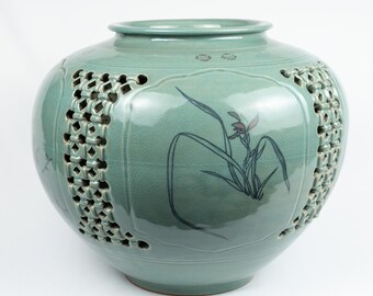 韓一　青磁 象耳四君子　透かし彫り 花瓶 陶磁器 透かし彫りと象嵌の四君子装飾を施した大型韓国青磁花瓶 高麗青磁透彫