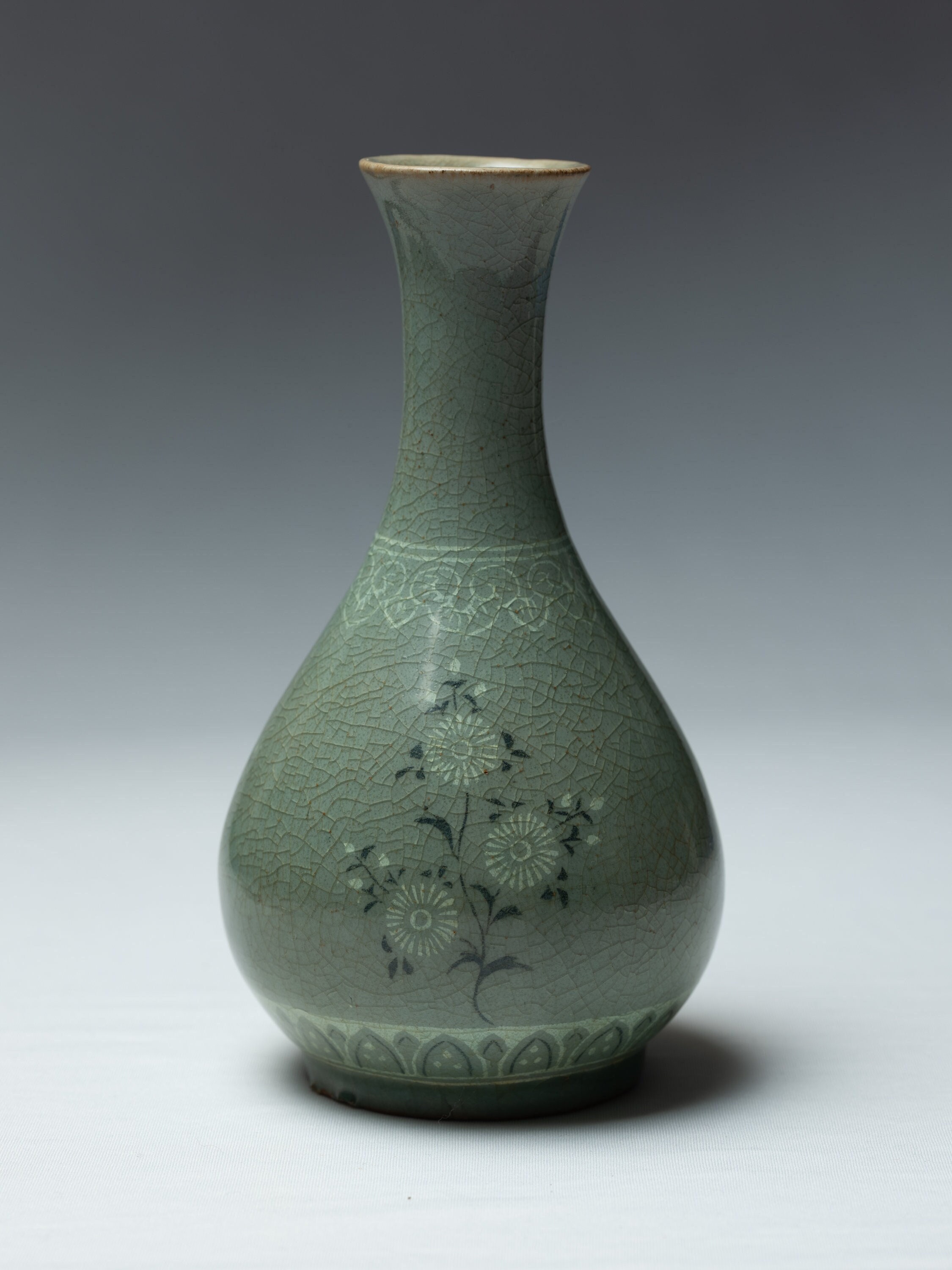 李朝　瑠璃釉 輪花形 水滴　　線象嵌　牡丹文小壺 李朝 瑠璃釉 輪花形 水滴 線象嵌 牡丹文小壺
