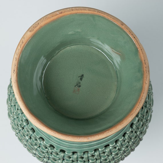 美品！！韓国 高麗青磁 海光窯 雲飛鶴紋象嵌網目透彫耳付大花瓶 海青窯 高麗青磁 透彫り 網目彫 雲鶴紋 飾壺 花瓶 花器 花入れ