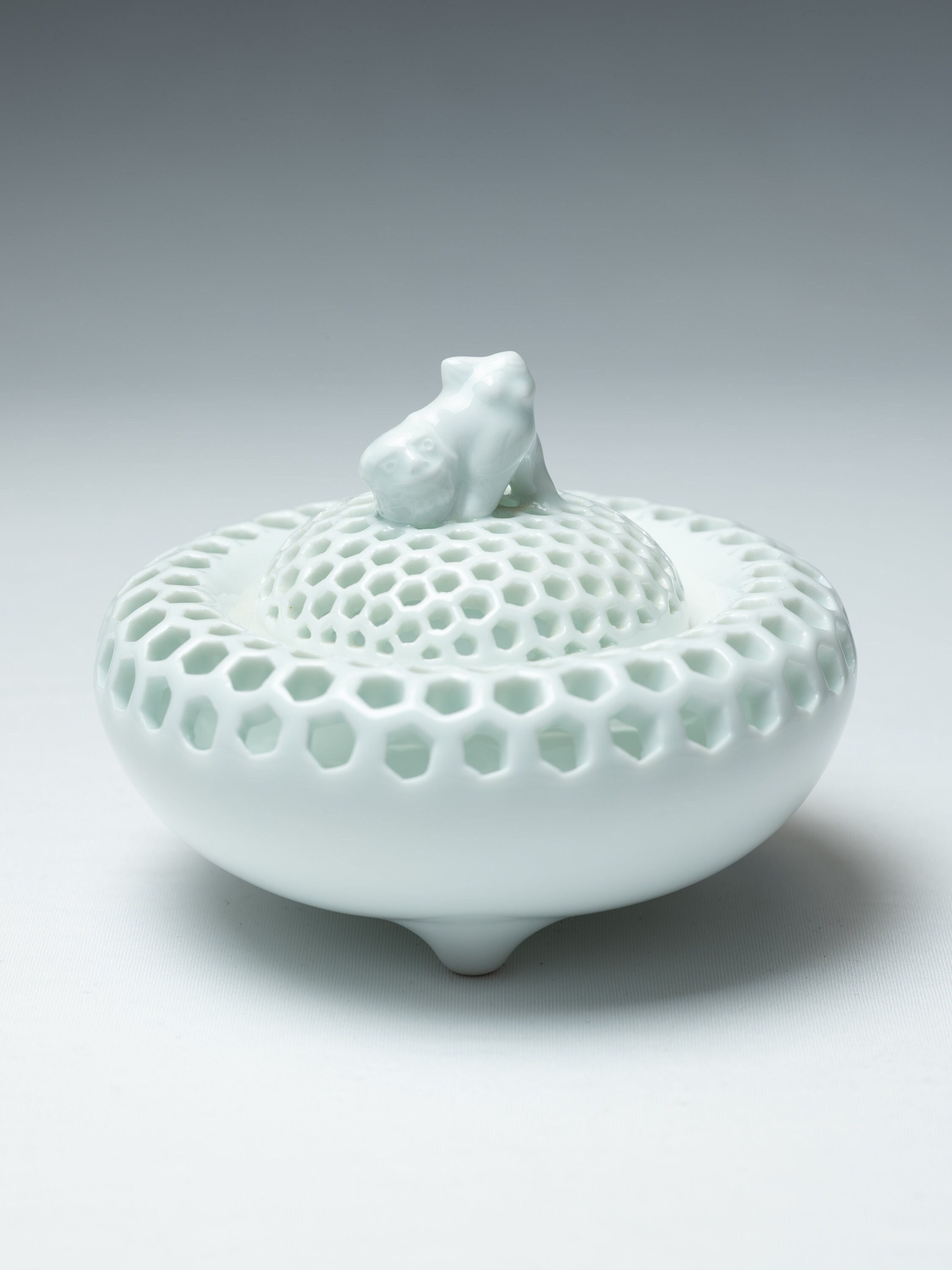 白磁香炉 Mikawachi Porcelain Incense Burner With Openwork and Chinese