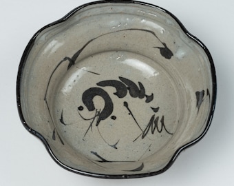 E-Karatsu Serving Dish with Painted Shrimp Decoration 海老絵唐津鉢