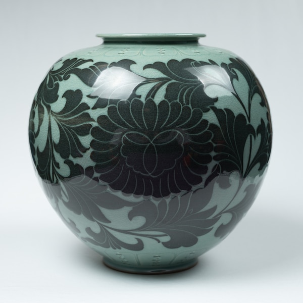 Pot coréen en céladon avec décoration chrysanthème noir