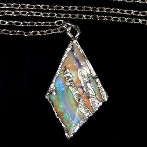 1990s australischer Boulder Opal Anhänger an langer Silberkette
