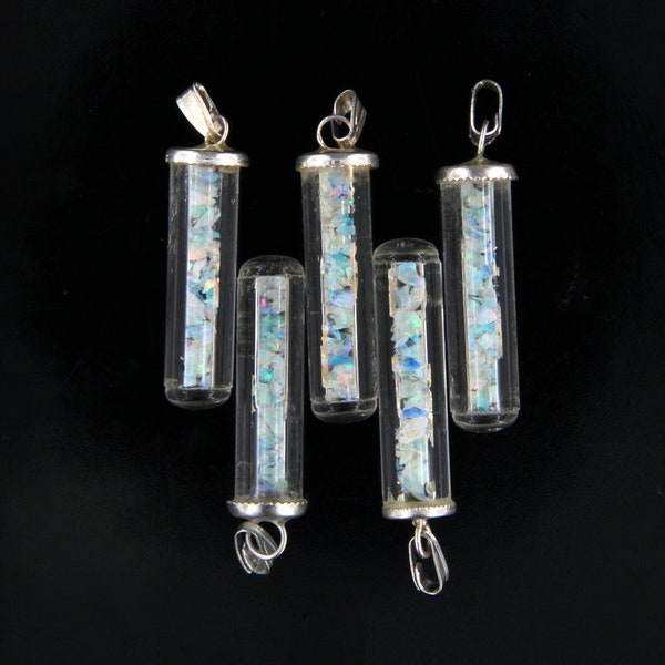 Kleine Glasfläschchen-Anhänger mit Bunten Opalsplittern, Minimalistischer Opalschmuck, Geschenke unter 50, Glasröhrchen mit Edelstein