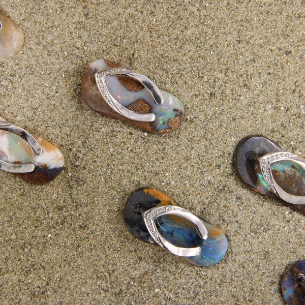 Boulderopal Flip Flop Sandale Charm, Geschenk für Strandliebhaber, Australischer Opal-Anhänger, Geschenk für Tochter, Geschenk für Freundin