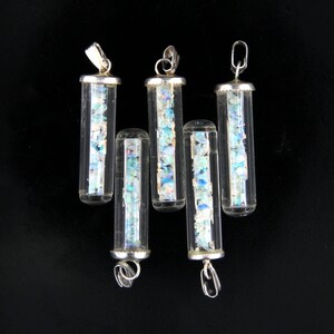 Kleiner Glasfläschchen Anhänger mit bunten Floating Rough Australian Opal Chips