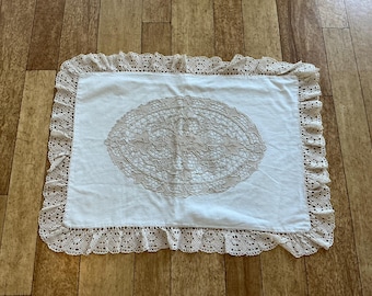 Vintage handgefertigter Kissenbezug aus Spitze in ivory