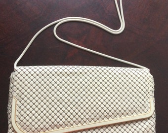 Vintage aus den 1970er Jahren Ultra Mesh Ivory Envelope Handtasche/ Crossbody Glomesh Style Abendtasche mit Schlangenkette Perfekter Zustand/ Formelle Tasche