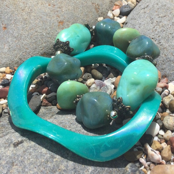 On string faux Jade Bead Bracelet + Blue asymmetrical Lucite Bangle/ Set of two green Boho Hippie bracelets/ 68 mm