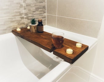 Planche de baignoire en bois avec photophores en verre et support pour verres à vin, plateau de baignoire rustique, support de baignoire en bois massif, chariot de bain personnalisé, décoration de salle de bain