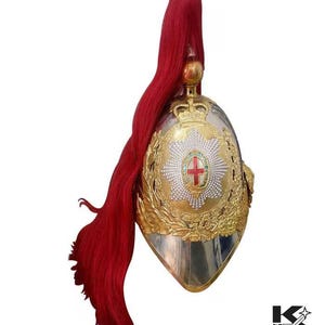Casco inglés de plata alemana: detalles de latón, penacho de crin roja