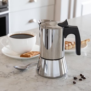 Cafetera Moka de acero inoxidable grabada para estufa, ideal para amantes del café. Regalo personalizado.