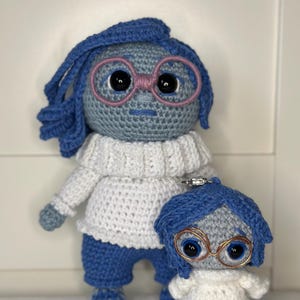 Inside Out 2 Plüschtiere, Disney Figuren, Trauer, Sadness, Pixar, Alles steht Kopf, Puppe, Freude Angst Wut Ekel Traurigkeit Riley Anxiety