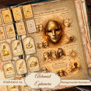 Op de afbeelding: Een Alchemist Ephemera-set in vintage stijl met een gouden masker, tarotkaarten en elementen van verouderd papier. De set meet 76 x 22 x 14 cm. Bevat tekst: "Notes of the Wandering Alchemist" en "Alchemist Ephemera".