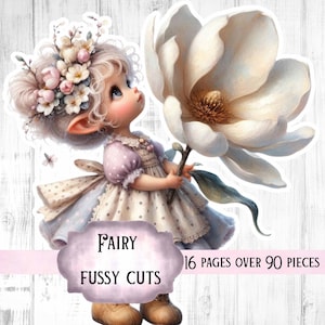 Op de afbeelding: Een grillige illustratie van een fee die een grote witte bloem vasthoudt. De fee heeft blond haar versierd met bloemen en draagt een roze en blauwe jurk. De afbeelding bevat de tekst "Fairy Fussy Cuts" en "16 pagina's over 90 stuks".