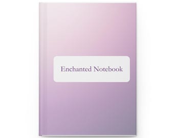Op de afbeelding: Een hardcover notitieboek met een paarse gradiënt omslag. Het notitieboek heeft de tekst "Enchanted Notebook" op een wit rechthoekig label. De omslag loopt van een lichtere tint paars aan de bovenkant naar een donkerdere tint aan de onderkant.