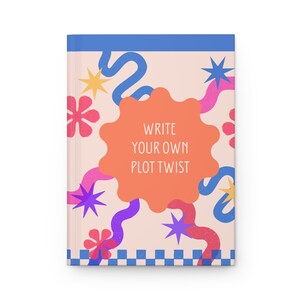 Pode incluir: Um diário de capa dura com uma capa rosa claro com desenhos abstratos coloridos. A capa inclui o texto "WRITE YOUR OWN PLOT TWIST" em um design laranja em forma de estrela, com detalhes azuis, rosa e roxos.