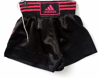 Pantaloncini sportivi Adidas neri vintage anni '90 a vita alta, stile retrò, per corsa, palestra e streetwear da donna.