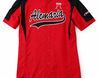 T-shirt oversize rossa stile Y2K: un capo streetwear retrò di grande impatto.